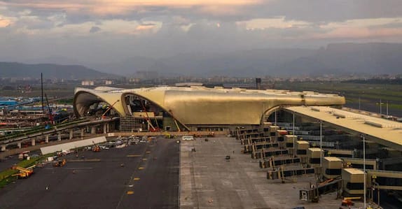 പ്രതീക്ഷിക്കുന്നത് 15% വളർച്ച; വിമാനത്താവളങ്ങളിൽ ഒരു ലക്ഷം കോടി നിക്ഷേപിക്കാൻ അദാനി