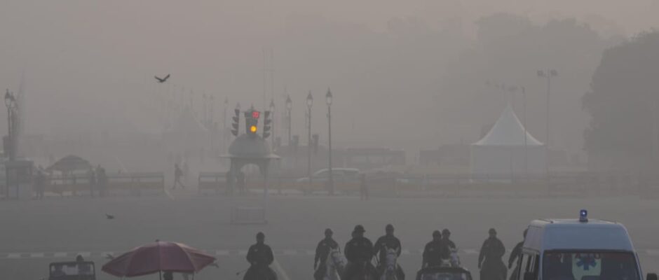 ദില്ലിയിൽ ശ്വാസം മുട്ടിക്കുന്ന പുകമഞ്ഞ്;