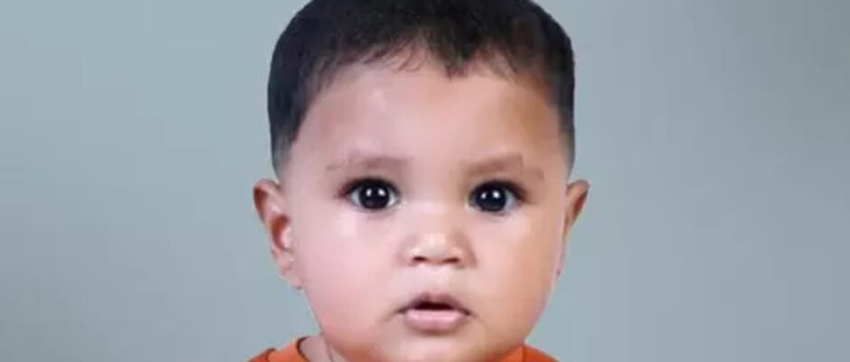 മണ്ണുവാരി കളിക്കുന്നതിനിടെ കല്ല് തൊണ്ടയിൽ കുടുങ്ങി;