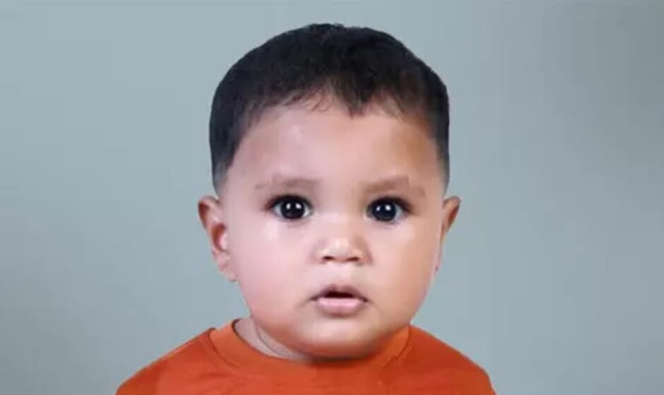 മണ്ണുവാരി കളിക്കുന്നതിനിടെ കല്ല് തൊണ്ടയിൽ കുടുങ്ങി;