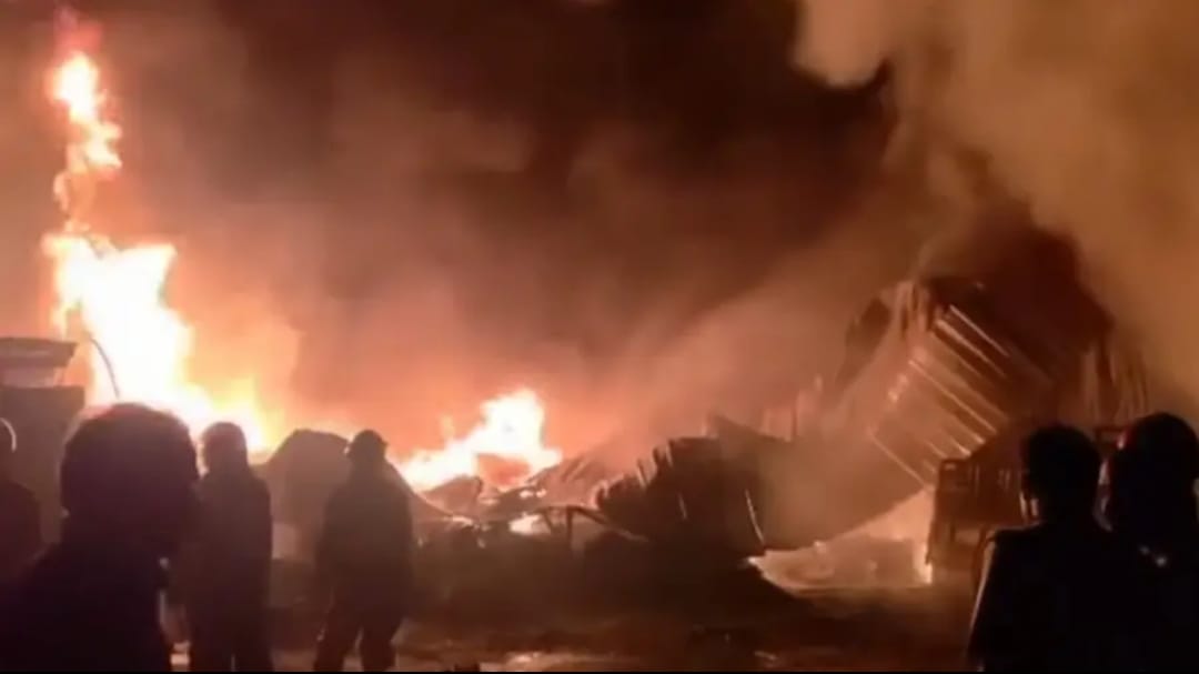 ​താമരശ്ശേരിയിൽ പ്ലാസ്റ്റിക് സംസ്കരണ പ്ലാന്റിന് തീപിടിച്ചു; മൂന്നുനില കെട്ടിടം പൂർണ്ണമായും കത്തിനശിച്ചു