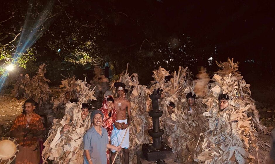 ഉണങ്ങിയ വാഴയിലയും മുഖംമൂടിയും;