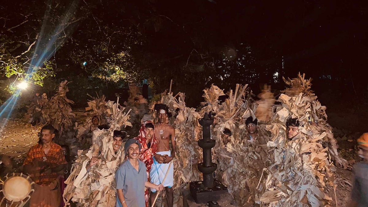 ഉണങ്ങിയ വാഴയിലയും മുഖംമൂടിയും; വള്ളുവനാടിന്റെ സ്വന്തം തിരുവാതിര ചോഴി വീടുകളിലെത്തുന്നു.