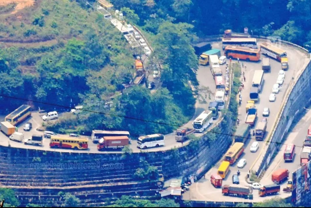 യാത്രക്കാരുടെ ശ്രദ്ധയ്ക്ക്; താമരശേരി ചുരത്തിൽ നിയന്ത്രണം ഏർപ്പെടുത്തി, വലിയ വാഹനങ്ങൾക്ക് നിരോധനം.