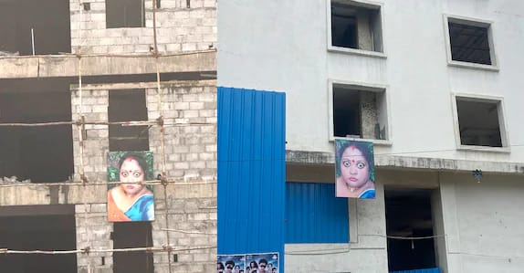 നിർമ്മാണ സ്ഥലങ്ങളിൽ തുറിച്ചുനോക്കുന്ന ആ സ്ത്രീ ആരാണ്? ‘ദൃഷ്ടി പാവ’യായി മാറിയ ഒരു മീം വൈറലാകുന്നു
