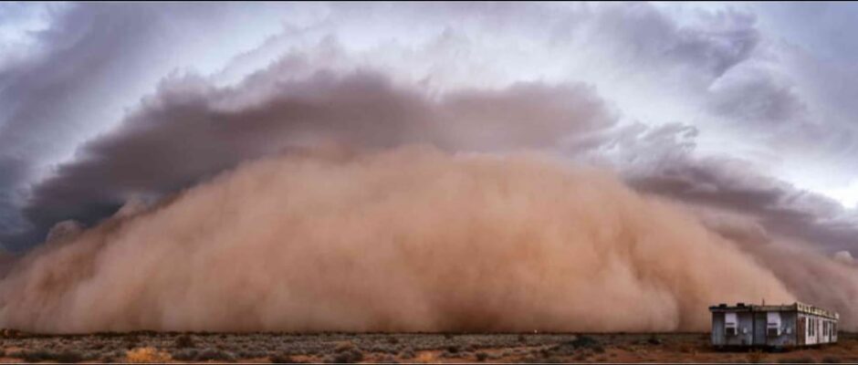 ആകാശത്തേക്ക് ഉയർന്ന മണ്ണും പൊടിയും;