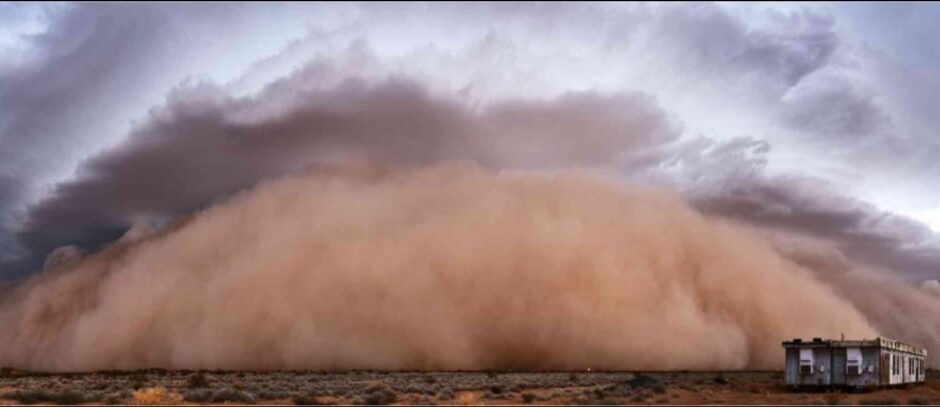 ആകാശത്തേക്ക് ഉയർന്ന മണ്ണും പൊടിയും;