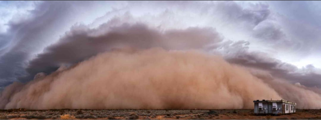 ആകാശത്തേക്ക് ഉയർന്ന മണ്ണും പൊടിയും; സ്കൂൾ മൈതാനത്ത് വിസ്മയമായി ചുഴലിക്കാറ്റ്