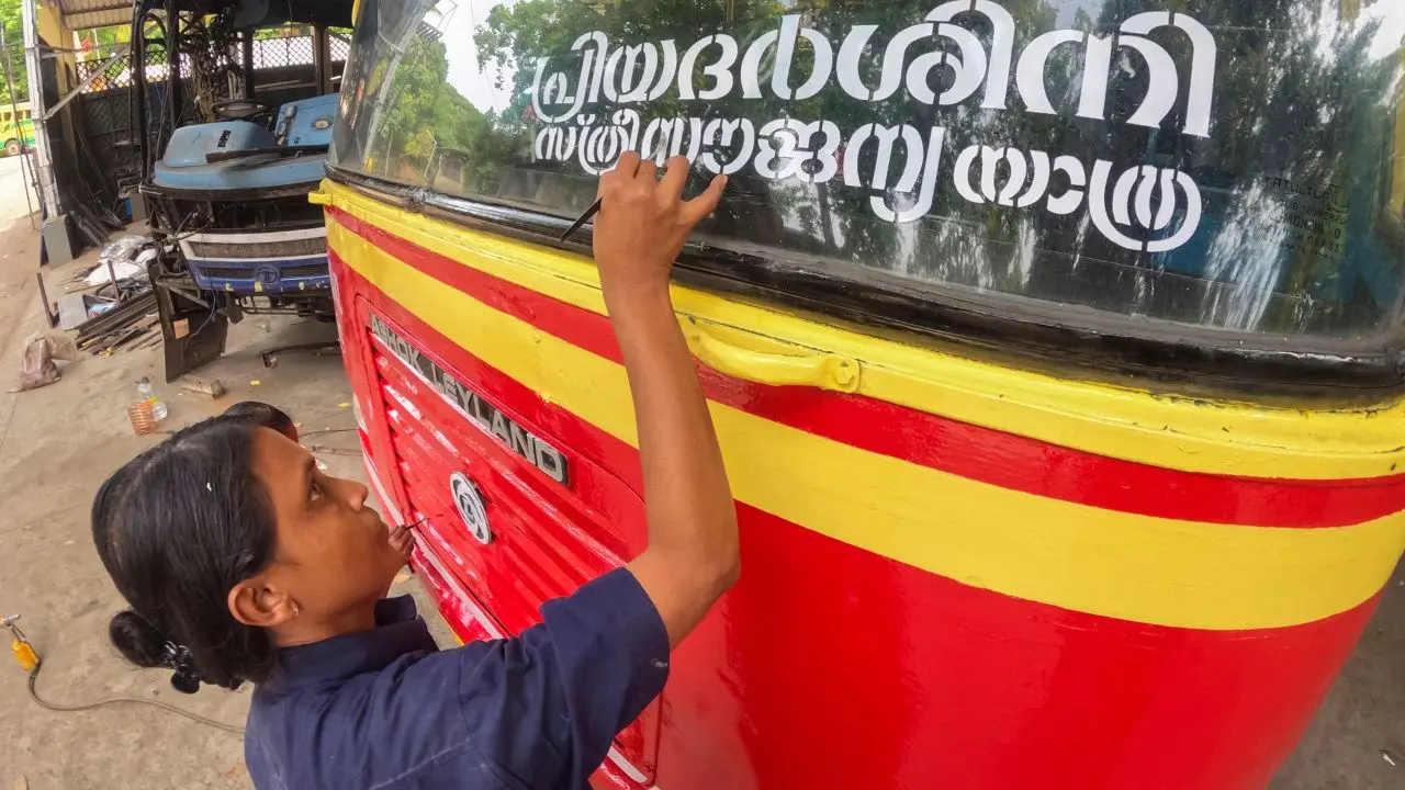 സ്ത്രീയാത്രക്കാരുടെ കുത്തൊഴുക്ക്; സർക്കാർ ബസുകളിൽ സൗജന്യ യാത്രയ്ക്ക് വൻ സ്വീകാര്യത