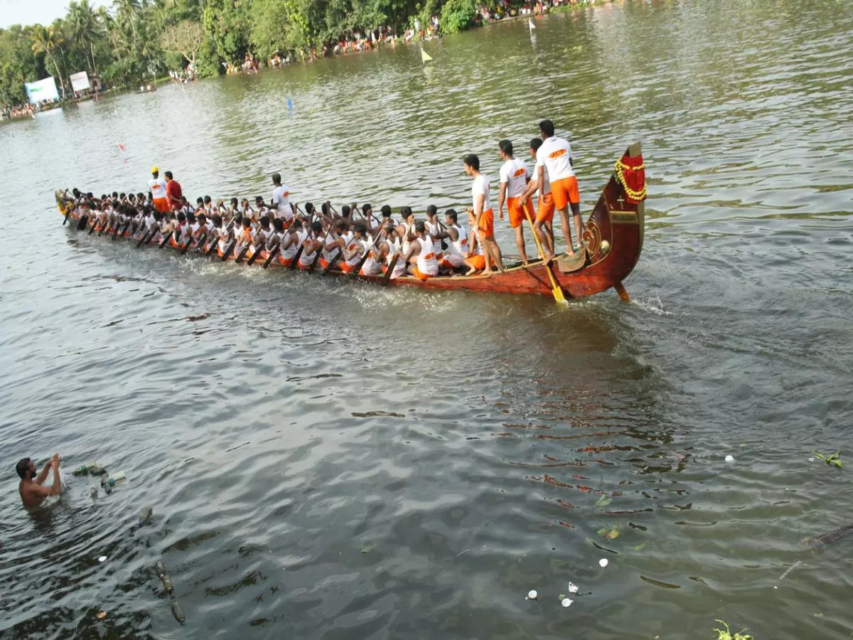 ആവേശം അലതല്ലി പമ്പ; ചമ്പക്കുളം മൂലം വള്ളംകളിക്ക് തുടക്കം