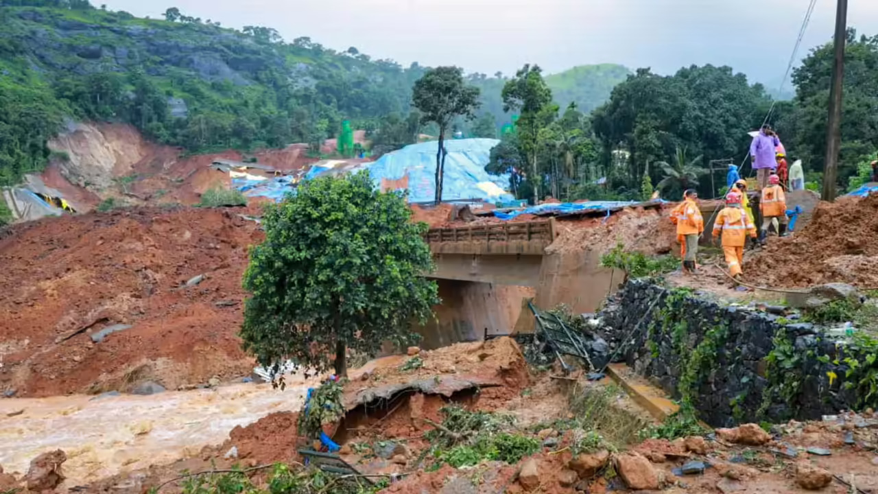 കള്ളാടി മണ്ണിടിച്ചിൽ: ചൂരൽമലയിലേക്കുള്ള യാത്രാദുരിതത്തിന് അറുതി; ബസ് സർവീസ് പുനരാരംഭിച്ചു
