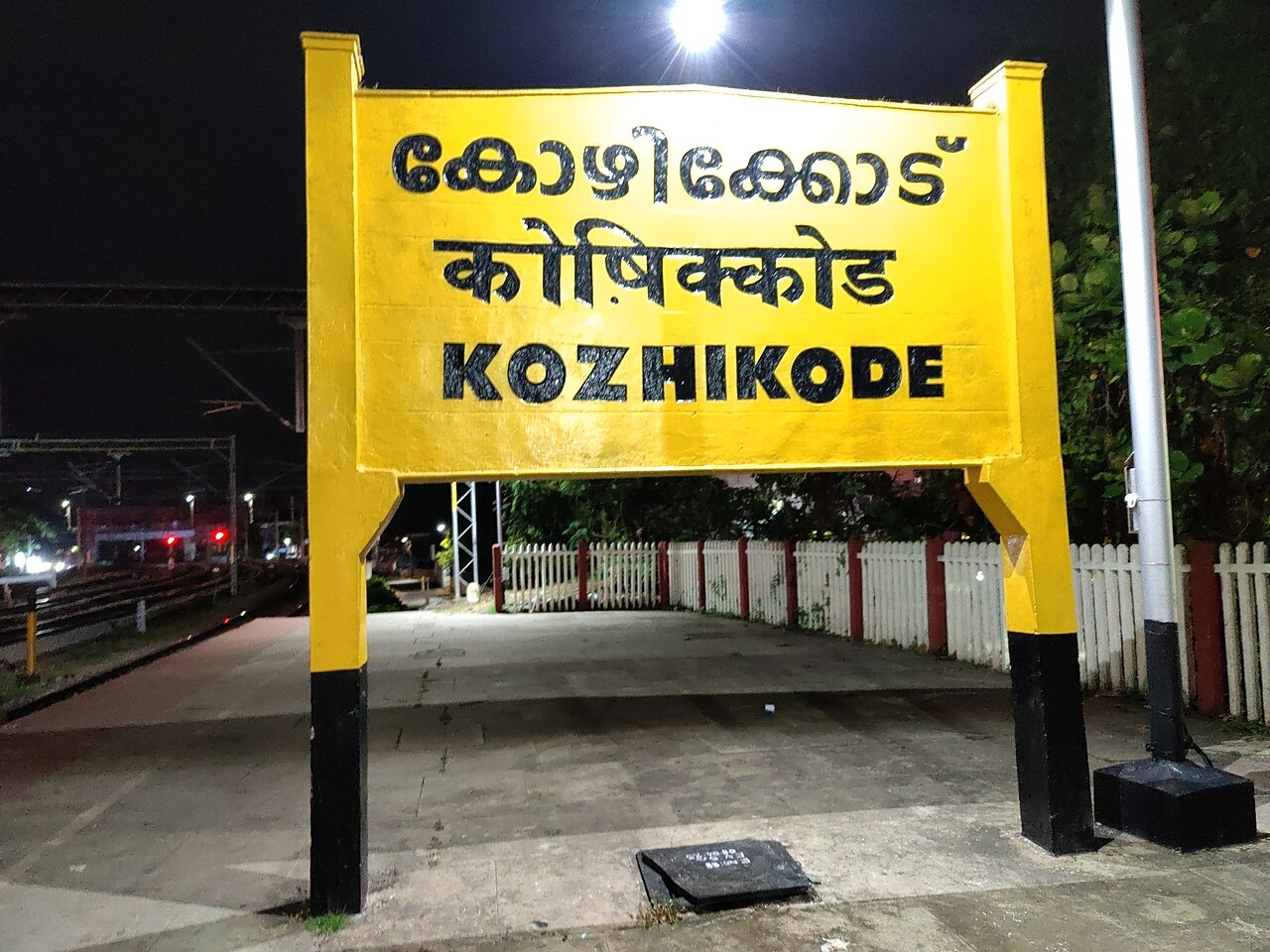 ക്ലോക്ക് ടവർ തകർച്ച: കോഴിക്കോട് റെയിൽവേ സ്റ്റേഷനിൽ ട്രെയിൻ ഗതാഗതം മാറ്റി; യാത്രക്കാർക്ക് നിയന്ത്രണം