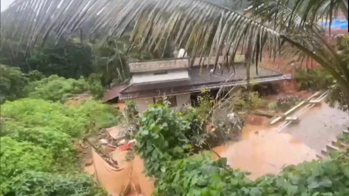 വയനാട് കള്ളാടിയിൽ മണ്ണിടിച്ചിൽ: നാല് മരണം, അഞ്ചുപേർക്കായി തിരച്ചിൽ ഊർജിതം