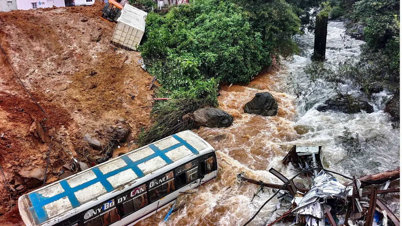 കള്ളാടി ദുരന്തം: രക്ഷാദൗത്യം നാല് മേഖലകളില്‍; വെല്ലുവിളിയായി കനത്ത മഴ