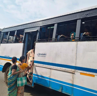 കോഴിക്കോട്  ‘പ്രിയദർശിനി’യിൽ നിന്ന് തെറിച്ചുവീണ് വിദ്യാർത്ഥിനിക്ക് പരിക്ക്