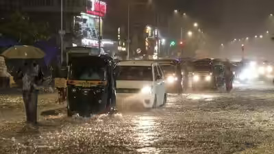 കനത്ത മഴയിൽ മുംബൈ: 13 മരണം; കുടുങ്ങി നഗരം