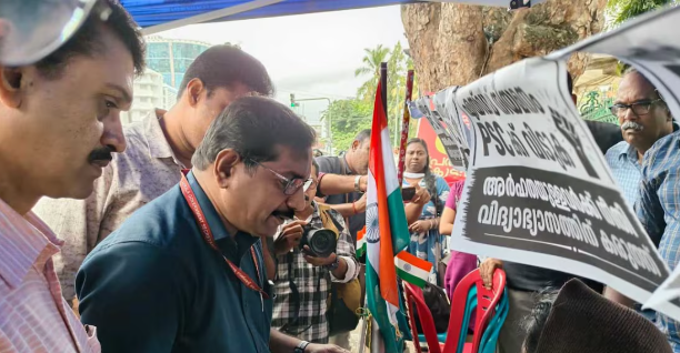 സെക്രട്ടേറിയറ്റിന് മുന്നിൽ ചിതയൊരുക്കി PSC ഉദ്യോഗാർഥികൾ; പ്രതിഷേധം കടുപ്പിച്ച് റാങ്ക് ഹോൾഡർമാർ