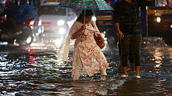 അതിശക്തമായ മഴ: കേരളത്തിലെ 10 ജില്ലകളിൽ അവധി പ്രഖ്യാപിച്ചു