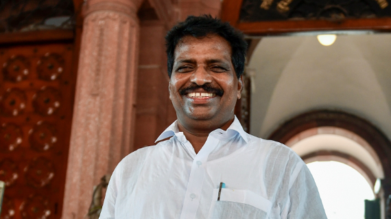 നെഹ്‌റു ട്രോഫി വള്ളംകളി മത്സരത്തിന്റെ ഔദ്യോഗിക പോസ്റ്ററിൽ കൊടിക്കുന്നിൽ സുരേഷിനെ ഒഴിവാക്കിയ വിവാദം: പുതിയ പോസ്റ്റർ പുറത്തിറക്കി