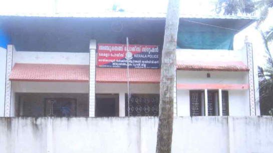 മുതലപ്പൊഴിയിൽ വള്ളം മറിഞ്ഞു യുവാക്കളെ കാണാതായി: കോസ്റ്റൽ പോലീസ് സ്റ്റേഷന് മുന്നിൽ രമ്യാ ഹരിദാസിന്റെ നേതൃത്വത്തിൽ  പ്രതിഷേധം