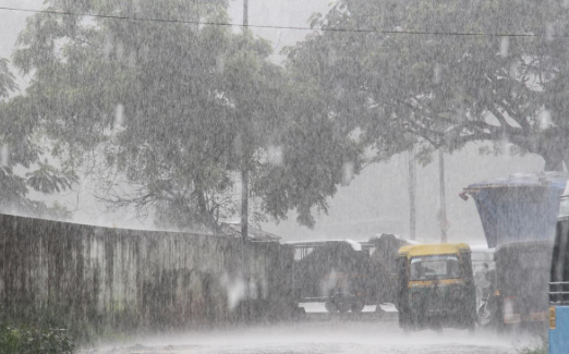 അതിതീവ്ര മഴ: എട്ട് ജില്ലകളിൽ റെഡ് അലർട്ട്; അതീവ ജാഗ്രതാ നിർദ്ദേശം