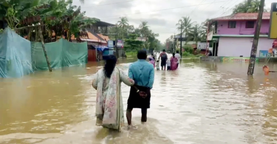 മഴക്കെടുതി: കേരളത്തിൽ 10 ജില്ലകളിൽ വിദ്യാഭ്യാസ സ്ഥാപനങ്ങൾക്ക് അവധി; ജാഗ്രത ശക്തമാക്കി കാലാവസ്ഥ വകുപ്പ്