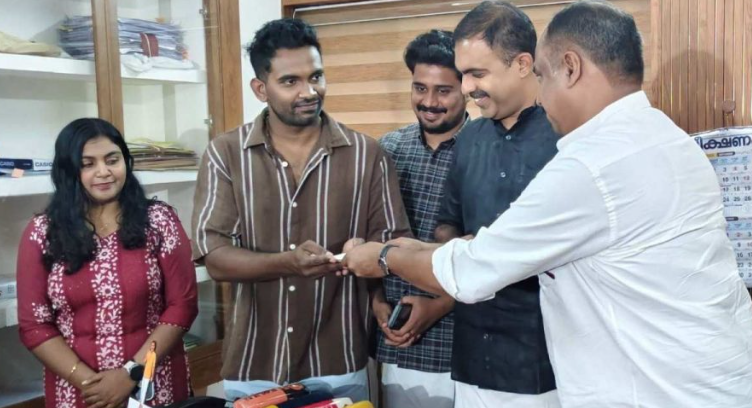പ്രളയരക്ഷകന് കൈത്താങ്ങായി ഹൈക്കോടതിയിലെ അഭിഭാഷക കൂട്ടായ്മ ; വാഹനത്തിന്റെ പിഴയടച്ചു