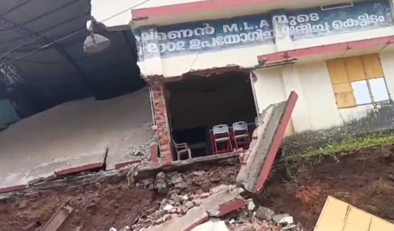അവധി ദിനം തുണച്ചു; കോടശ്ശേരി ചായ്പൻകുഴിയിൽ സ്കൂൾ കെട്ടിടം ഇടിഞ്ഞുവീണു: ഒഴിവായത് വൻ ദുരന്തം 