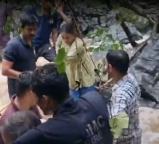  ഗുജറാത്തിൽ കനത്ത മഴ: അരുവിയിൽ കുടുങ്ങിയ 40 തീർത്ഥാടകരെ രക്ഷപ്പെടുത്തി