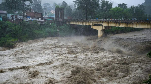 ഉത്തരാഖണ്ഡിൽ കനത്ത മഴ; എട്ട് പേർ മരണം
