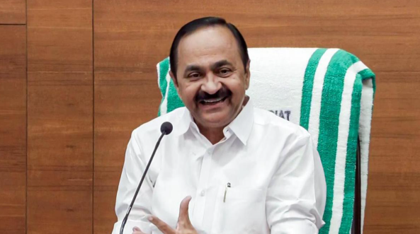 സ്വകാര്യ വിമാന യാത്ര: പിണറായിയും സമാനമായ യാത്രകൾ നടത്തിയിട്ടുണ്ടെന്ന് മുഖ്യമന്ത്രി