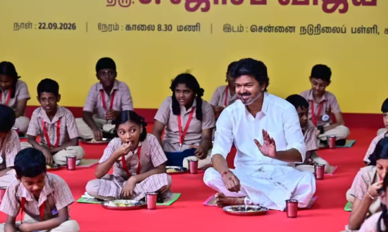 എട്ടാം ക്ലാസ് വരെയായി വിപുലീകരിച്ച് തമിഴ്നാട് പ്രഭാതഭക്ഷണ പദ്ധതി; കുട്ടികൾക്കൊപ്പമിരുന്ന് ഭക്ഷണം കഴിച്ച് മുഖ്യമന്ത്രി വിജയ്