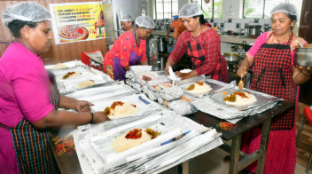 അരിവിതരണം നിലച്ചു;  ജനകീയ ഹോട്ടലുകൾ കടുത്ത പ്രതിസന്ധിയിൽ, ചിലത് പൂട്ടിക്കെട്ടി