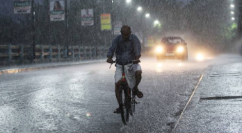 സംസ്ഥാനത്ത് മഴ കനക്കുന്നു; തിരുവനന്തപുരം തീരത്ത് കള്ളക്കടൽ മുന്നറിയിപ്പുമായി കാലാവസ്ഥാ വകുപ്പ്