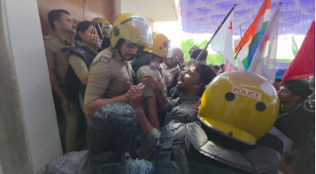 കാസർകോട് കേന്ദ്ര സർവകലാശാല: വന്ദേമാതരം സെമിനാർ അലങ്കോലപ്പെടുത്തിയതിന് 25 വിദ്യാർത്ഥികൾക്കെതിരെ കേസ്